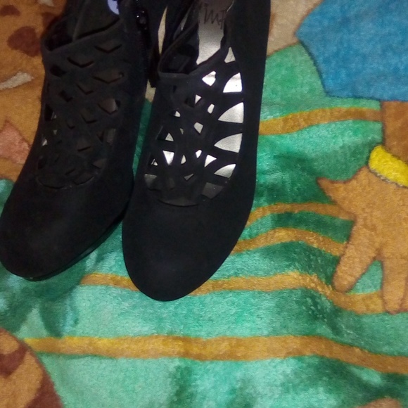 Heels - Picture 4 of 6